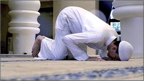 بين سجود الاقتراب وسجود الاغتراب |  مجلة المجتمع الكويتية