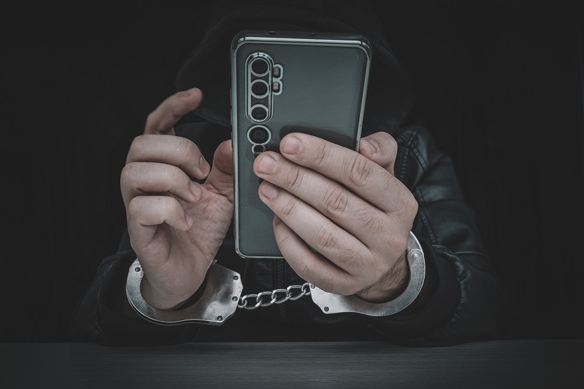 سرطان «التحرش الإلكتروني».. خارطة طريق للعلاج |  Mugtama